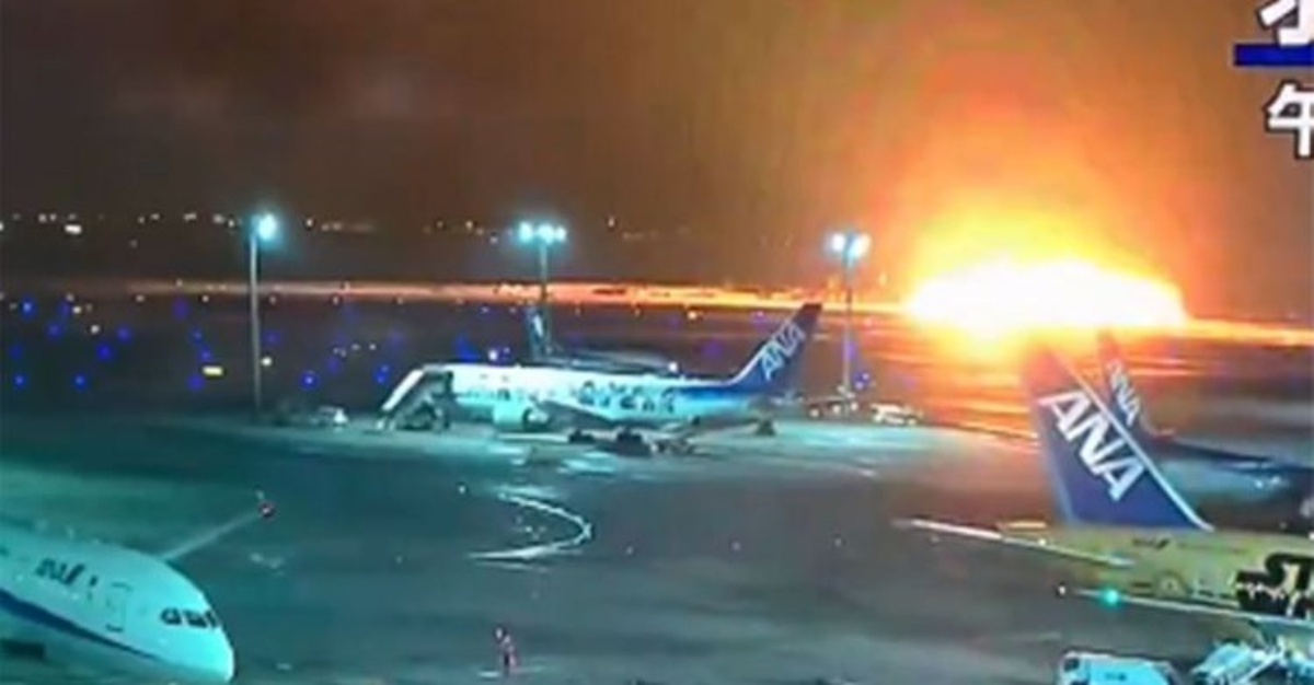 pesawat japan airlines terbakar