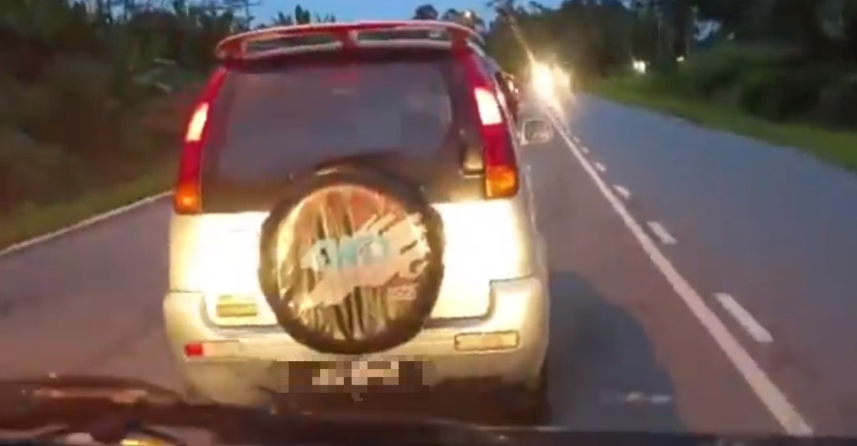 pemandu halang laluan ambulans