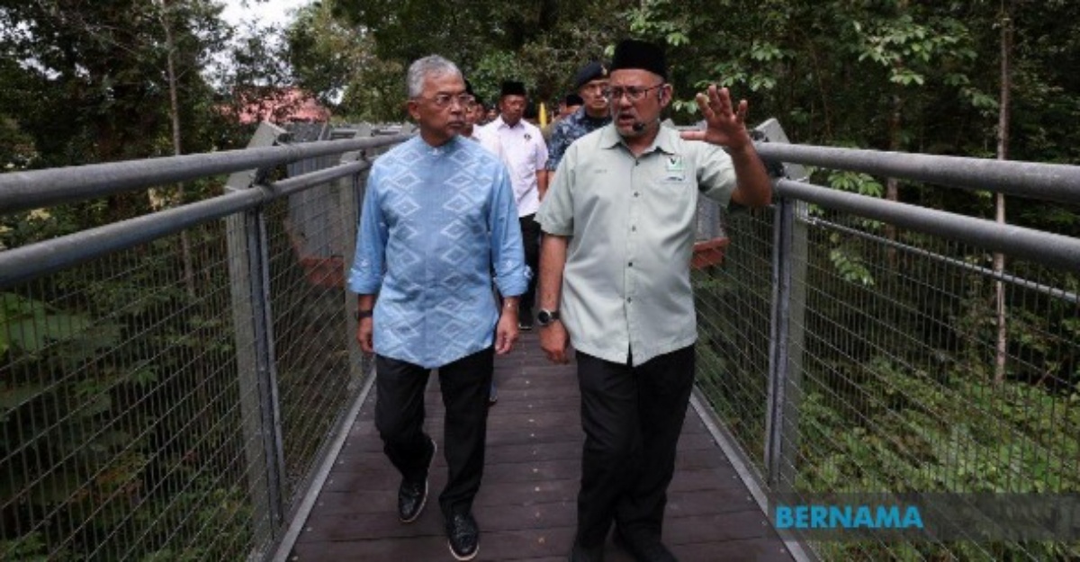 agong baca berita
