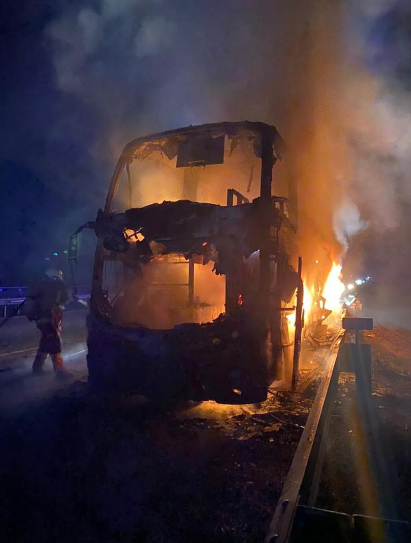 bas ekspres terbakar