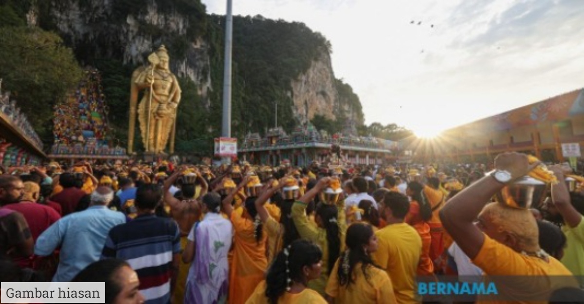 wanita asing rantai leher batu caves