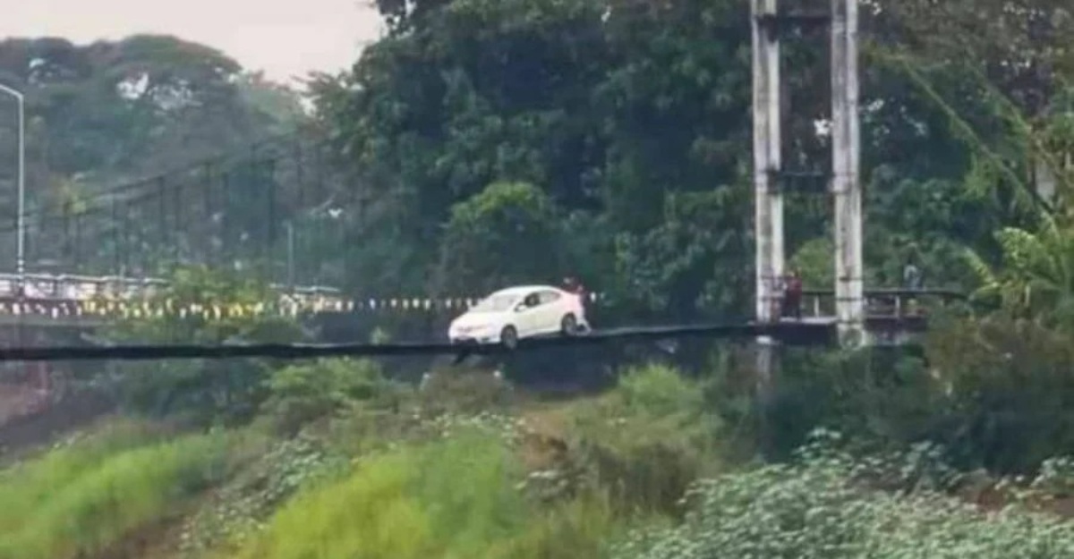kereta tersangkut jambatan