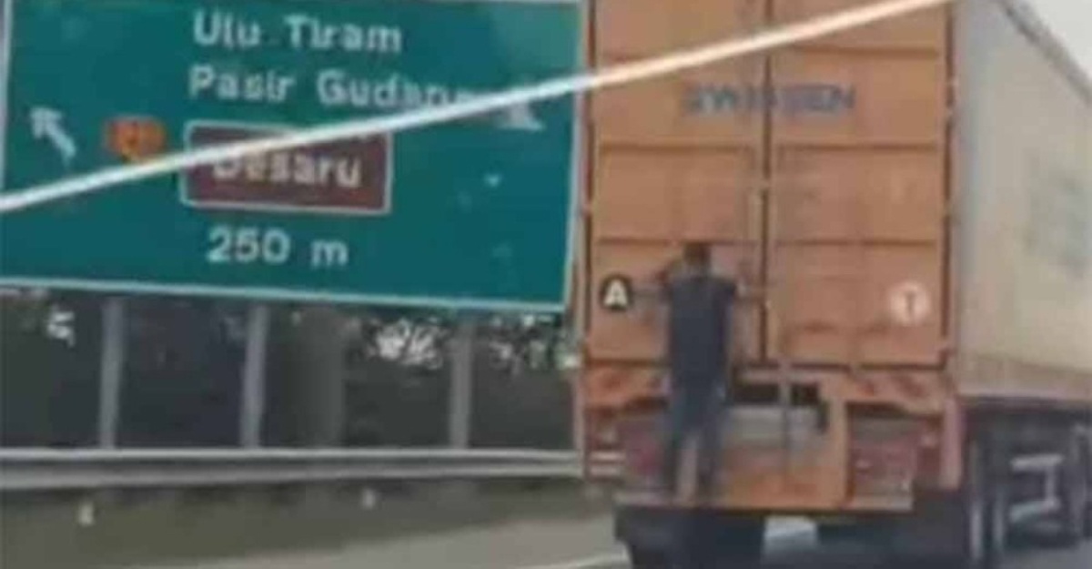 Lelaki paut belakang treler
