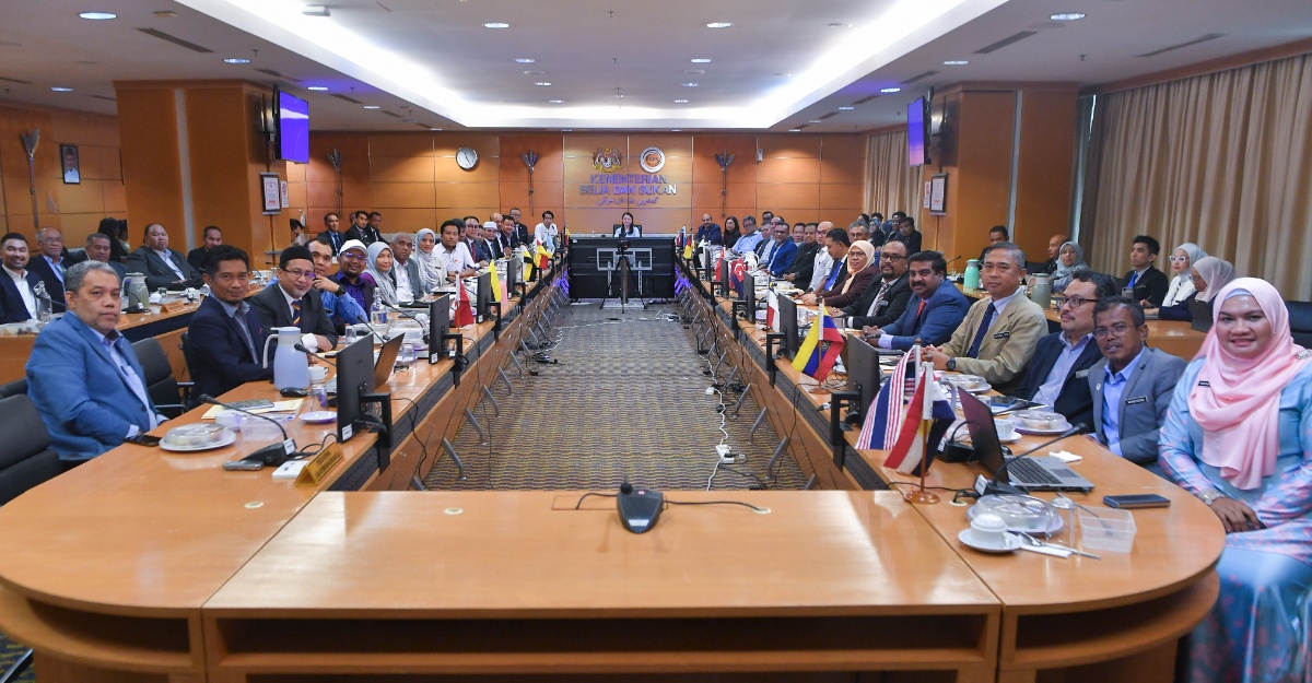 Kementerian Belia dan Sukan (KBS) memperuntukkan geran RM500 ribu bagi menaik taraf stadium utama di semua negeri sebagai persediaan kejohanan Liga Malaysia.