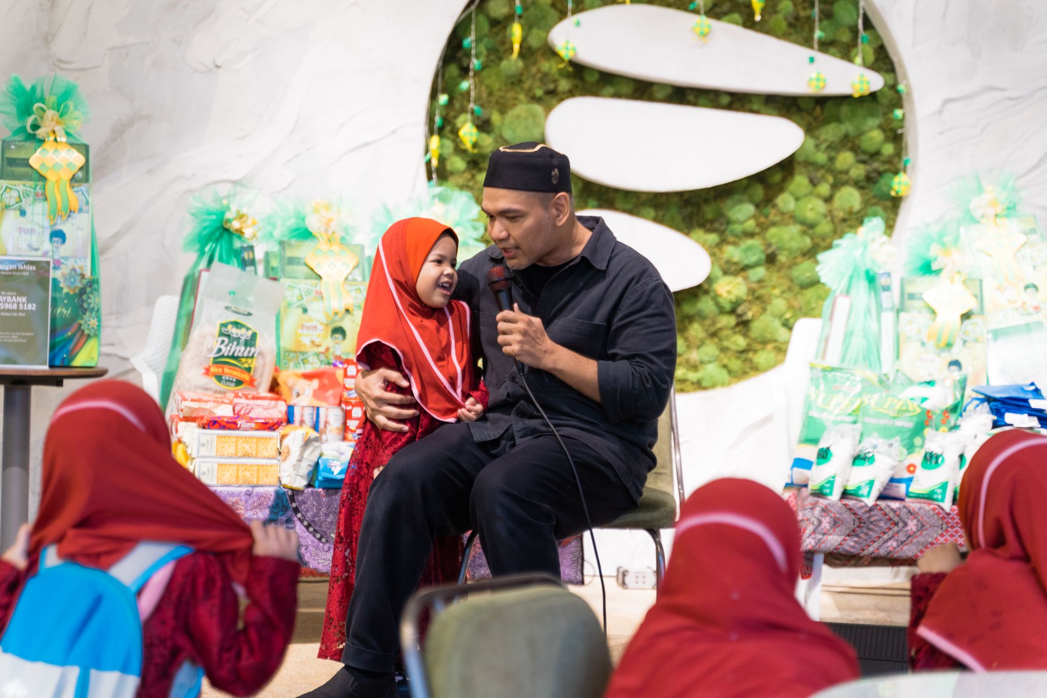 malam amal flint membantu mereka yang memerlukan