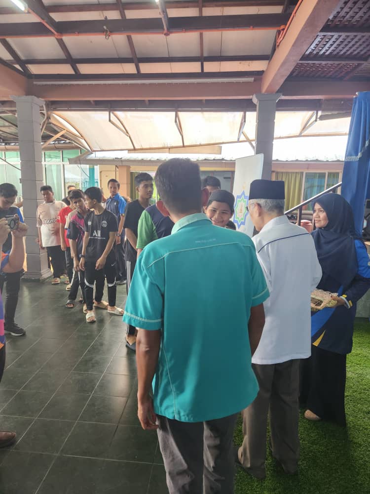 mais anak yatim duit raya
