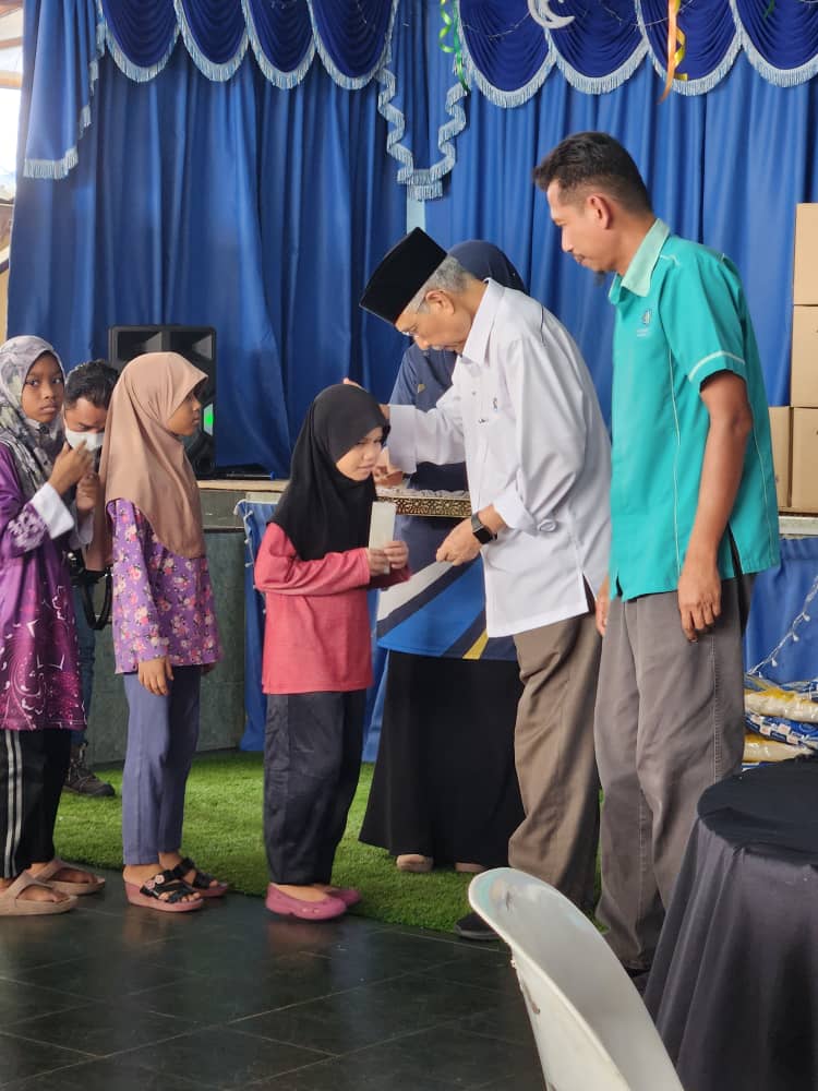 mais anak yatim duit raya
