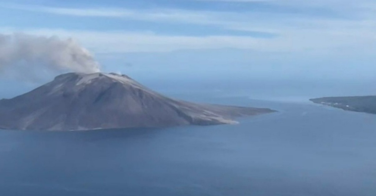 Gunung Ruang Muntahkan Asap