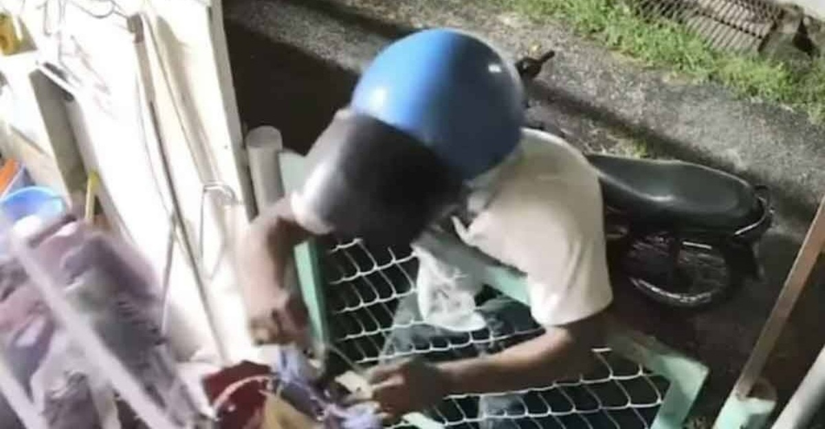 Mencuri Pakaian Dalam Wanita