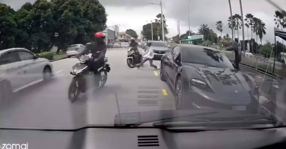 Tiga Lelaki Diburu Polis