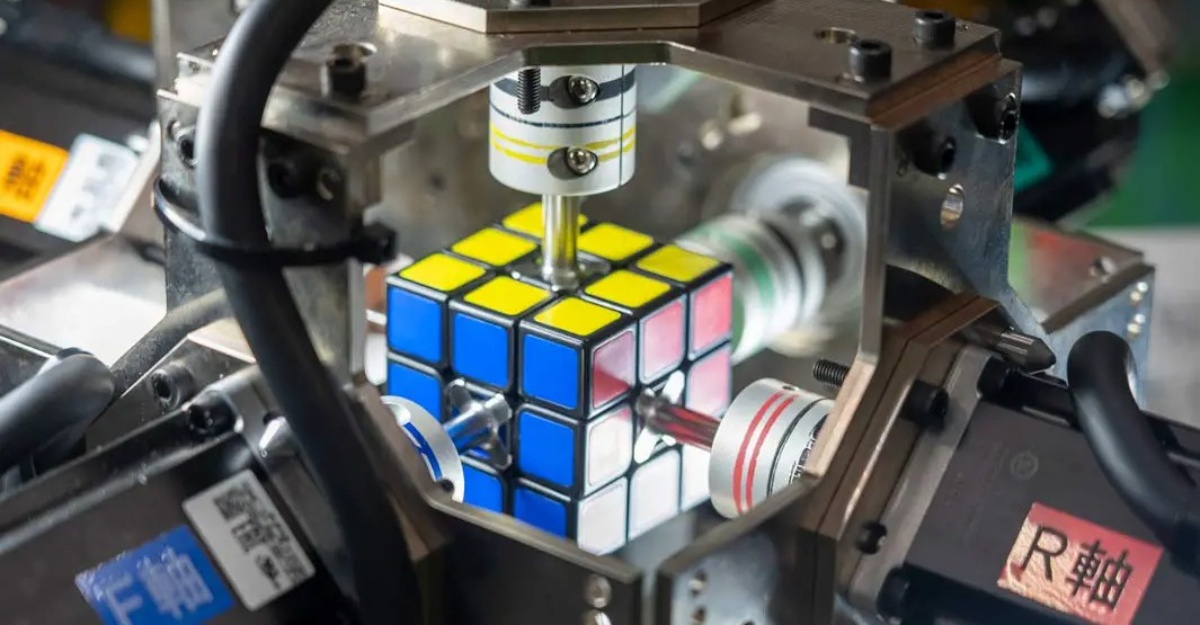robot selesaikan kiub rubik