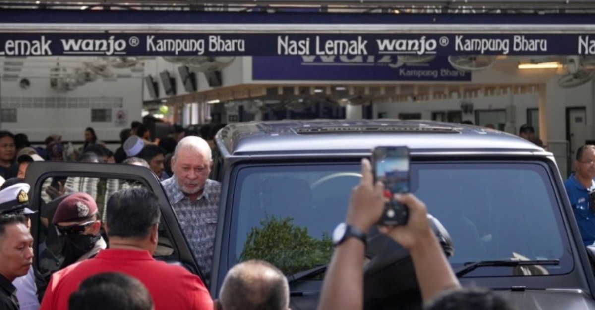 Agong bersantap di Nasi Lemak Wanjo