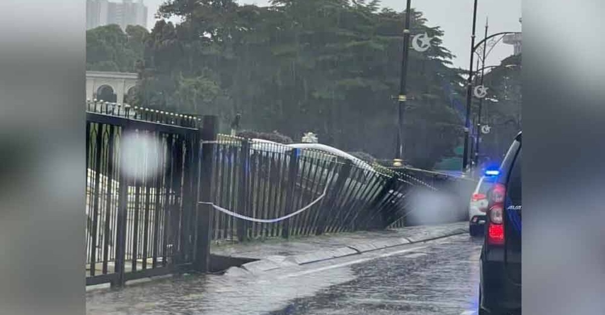 Kereta langgar pagar Istana Besar