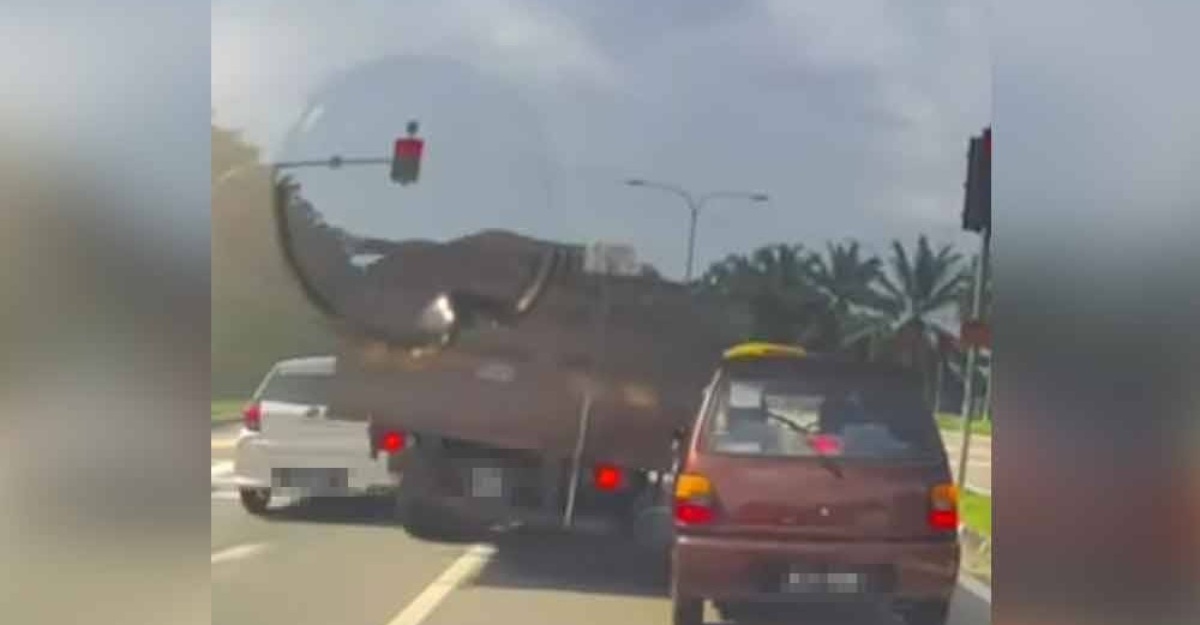 Pemandu lori langgar lari