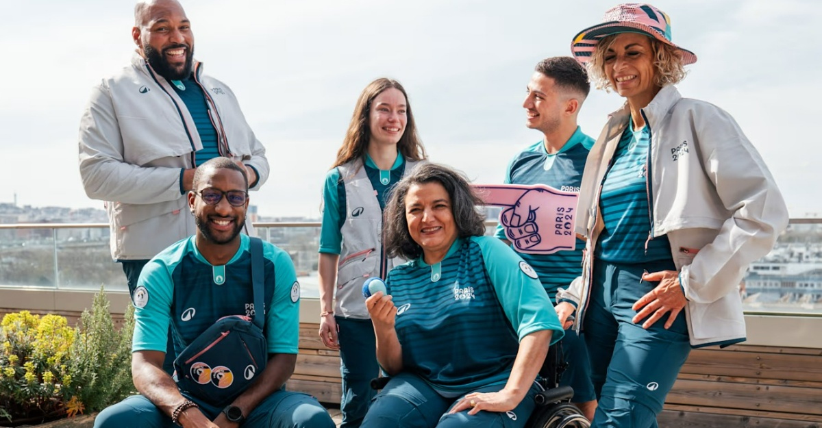 baju sukarelawan olimpik paris