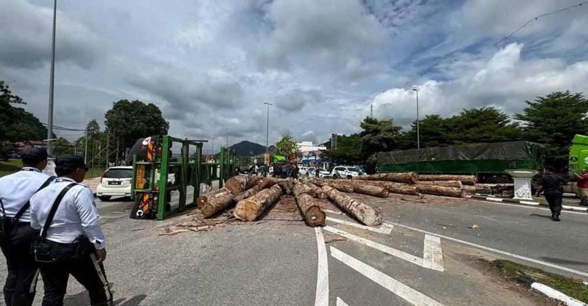 turn-table patah lori balak terbalik