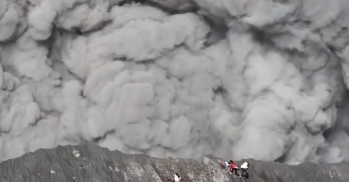 pendaki gunung dukono