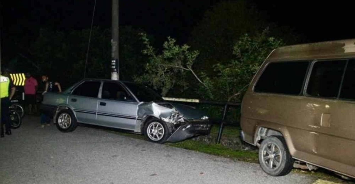kereta kanak-kanak langgar van