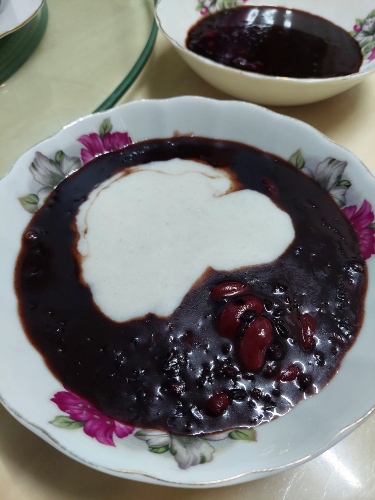 bubur pulut hitam dihidang bersama kepala santan