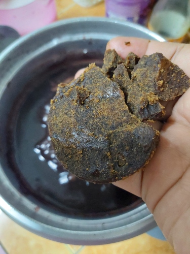 gula merah dalam bubur pulut hitam