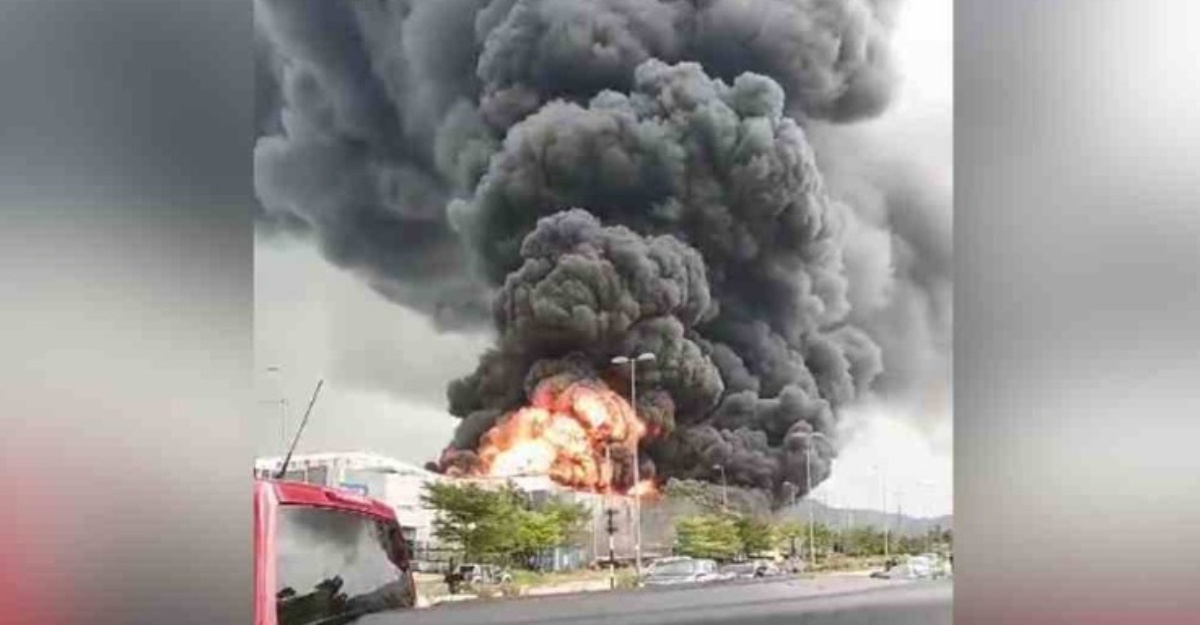 tiga melecur kilang meletup