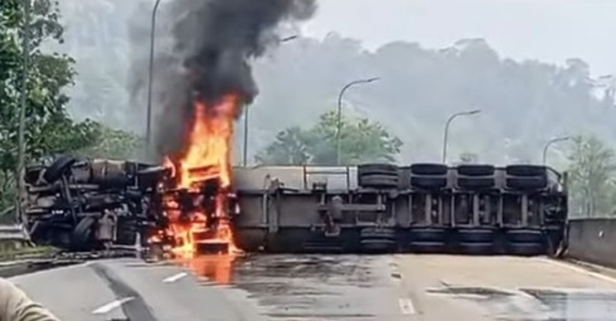 lori tangki minyak terbalik