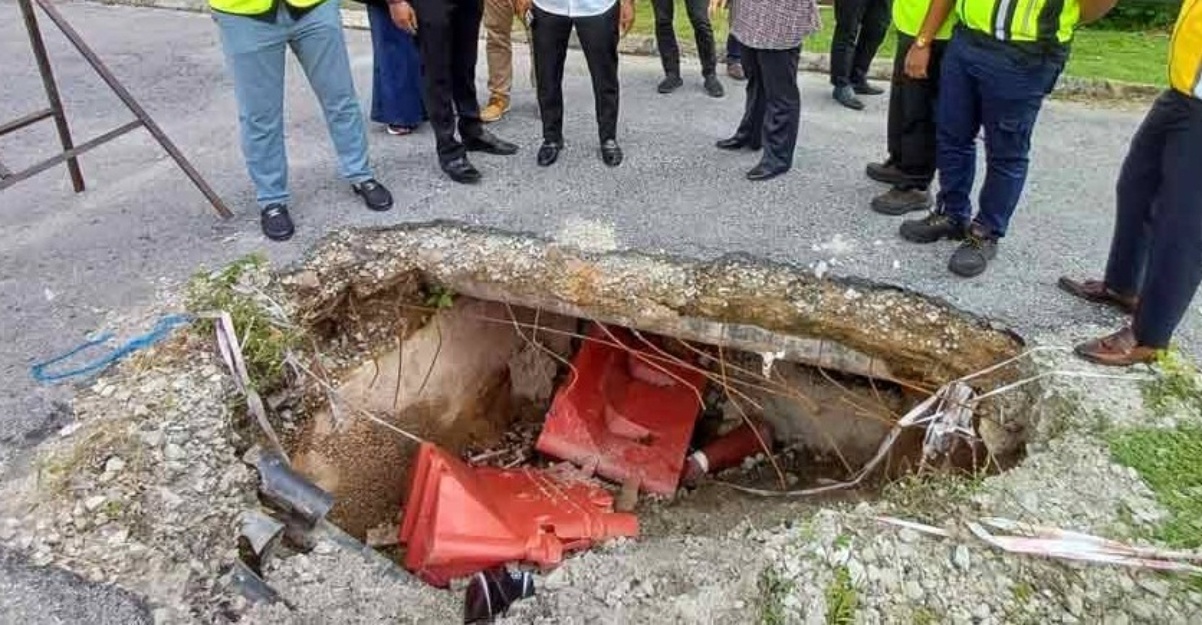 Nyaris jatuh lubang besar