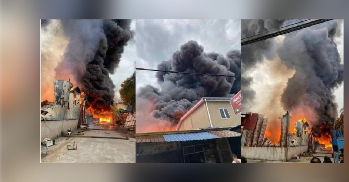 kilang papan besi terbakar