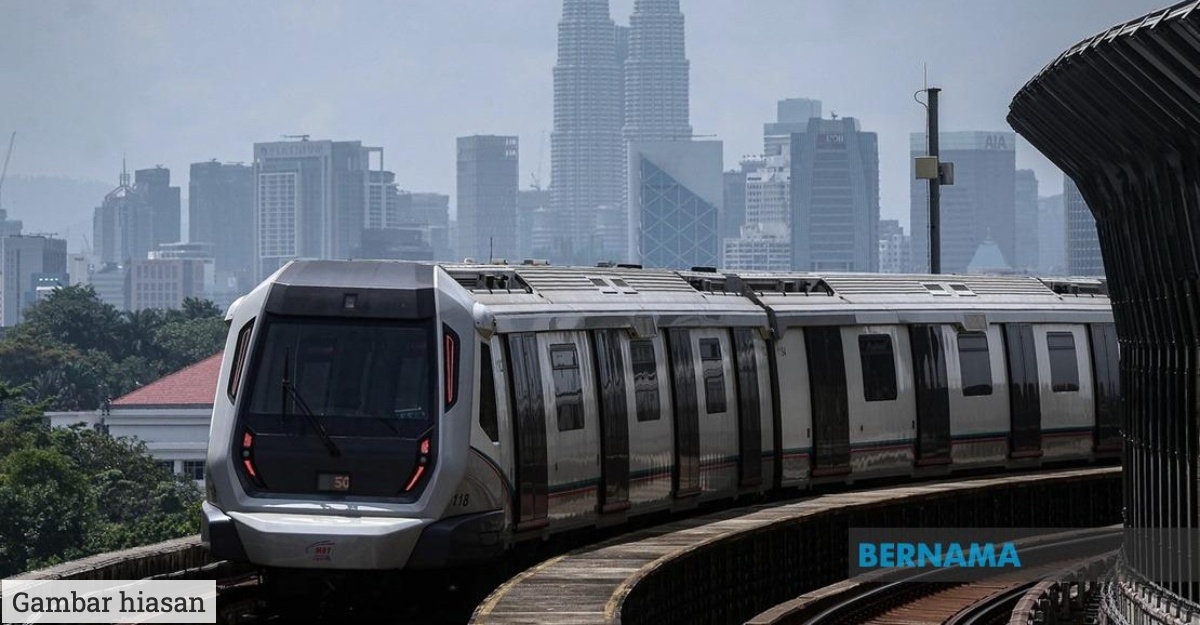 Gadis Jepun naik tren Malaysia