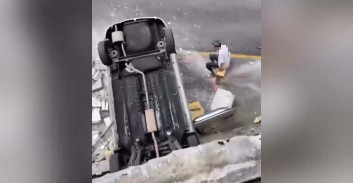 Kereta Terjunam Dari Tingkat Tiga