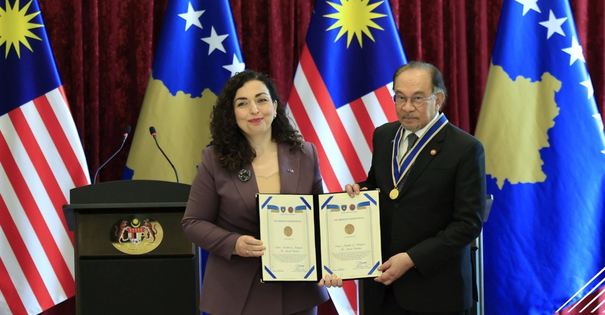 anwar terima anugerah kosovo