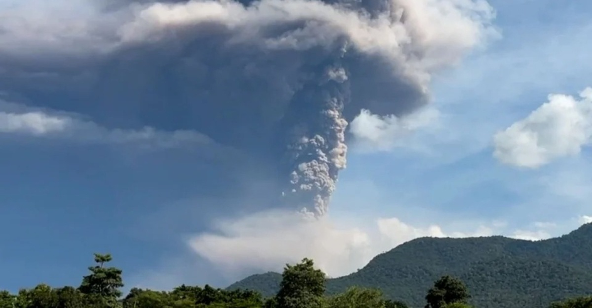 Gunung Lewotobi Indonesia Meletus