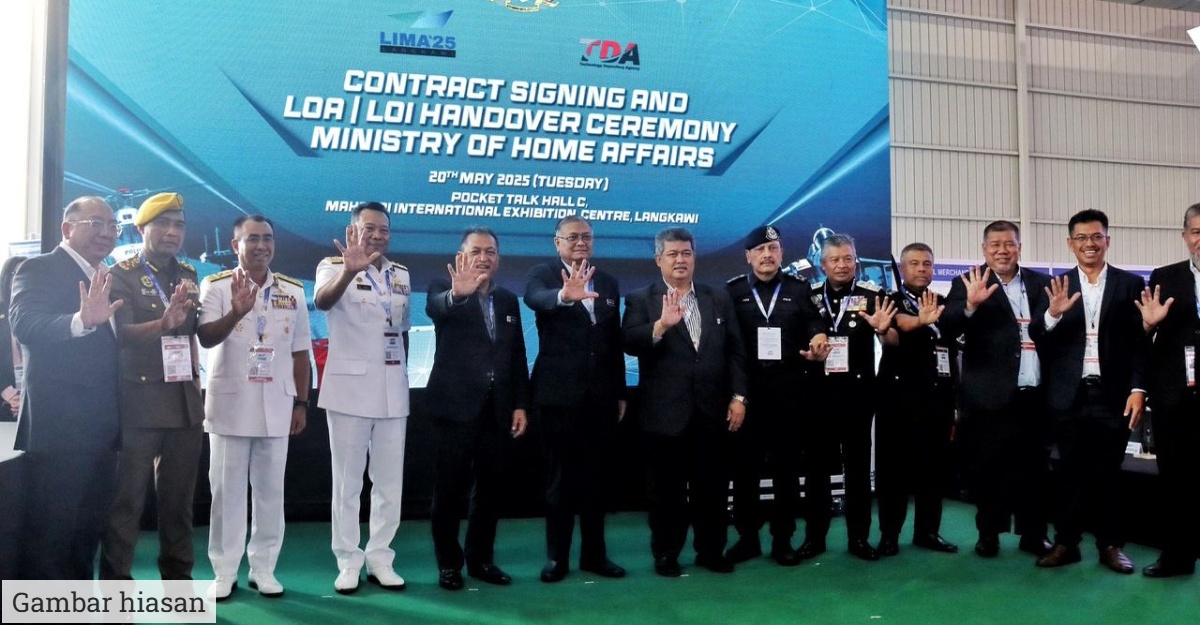 LANGKAWI, 20 Mei – Agensi Penguatkuasaan Maritim Malaysia (Maritim Malaysia) terus memperkukuh keupayaan operasi maritim negara apabila Kementerian Dalam Negeri (KDN) memeterai beberapa perjanjian strategik bernilai hampir RM1.19 bilion pada Pameran Maritim dan Aeroangkasa Antarabangsa Langkawi (LIMA 2025) yang berlangsung bermula hari ini. Ketua Pengarah Maritim Malaysia, Laksamana Maritim Datuk Haji Mohd Rosli bin Abdullah berkata, perolehan ini merupakan langkah penting bagi memperkukuh kesiapsiagaan Maritim Malaysia dalam menghadapi cabaran keselamatan maritim yang semakin kompleks. “Perjanjian yang ditandatangani ini melibatkan pembelian Kapal Multi-Purpose Mission Ship (MPMS) daripada Desan Shipyard bernilai RM 300,000,000, penyelenggaraan Sistem Pengawasan Laut Malaysia (SWASLA) di Semenanjung Malaysia oleh AMP Corporation (M) Sdn Bhd bernilai RM59,454,000 juta, dan perolehan empat helikopter medium lift melalui Galaxy Aerospace (M) Sdn Bhd di bawah Program Kolaborasi Industri (ICP) bernilai RM529,662,600. “Turut dimeterai ialah Surat Hasrat (LOI) bagi penyiapan dua buah Offshore Patrol Vessel (OPV 2 dan OPV 3) oleh Shin Yang Shipyard Sdn Bhd, dengan nilai projek mencecah RM298,500,000,” tambah beliau. Majlis yang berlangsung di Pusat Pameran Antarabangsa Mahsuri (MIEC), Langkawi itu menyaksikan Ketua Setiausaha KDN, Datuk Awang Alik bin Jeman telah hadir menandatangani kontrak perolehan bersama syarikat-syarikat tersebut. Majlis berkenaan turut disaksikan Timbalan Menteri Dalam Negeri, YB Datuk Dr. Shamsul Anuar Nasarah serta barisan kepimpinan tertinggi kementerian. Sementara itu, Datuk Haji Mohd Rosli turut menegaskan, Maritim Malaysia sentiasa komited untuk meningkatkan keupayaan aset dan sistem pemantauan demi menjamin keselamatan perairan negara. “Perolehan ini akan membantu melicinkan operasi dan mempercepatkan respons terhadap sebarang ancaman atau kecemasan di laut,” katanya. Sebarang pertanyaan sila hubungi : Mohd Amir Khusairi bin Harun Pegawai Perhubungan Awam Ibu Pejabat Agensi Penguatkuasaan Maritim Malaysia Kementerian Dalam Negeri Tingkat 12, One IOI Square, IOI Resort, 62502 Putrajaya Tel : +60 12-460 6548 Emel : amirkhusairi@mmea.gov.my Beliau turut berkata, kapal dan helikopter baharu yang bakal diperoleh itu akan meningkatkan keupayaan rondaan jarak jauh, operasi penguatkuasaan serta misi mencari dan menyelamat di kawasan perairan Zon Maritim Malaysia. Selain Maritim Malaysia, majlis yang sama turut menyaksikan sesi menandatangani nilai kontrak dan perolehan melibatkan Polis Diraja Malaysia (PDRM) berjumlah lebih RM281 juta.