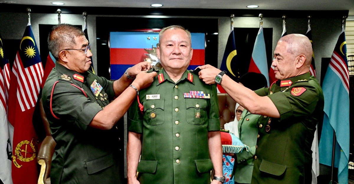 Pegawai ATM Cina Pertama leftenan jeneral