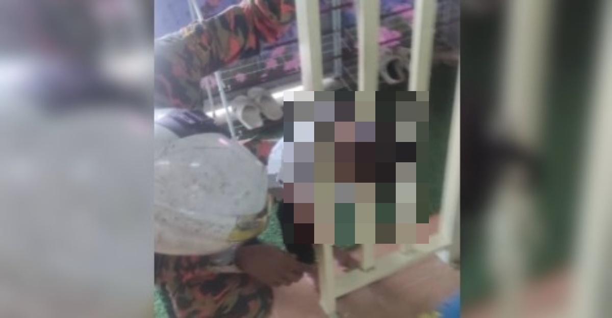 kepala kanak-kanak tersepit