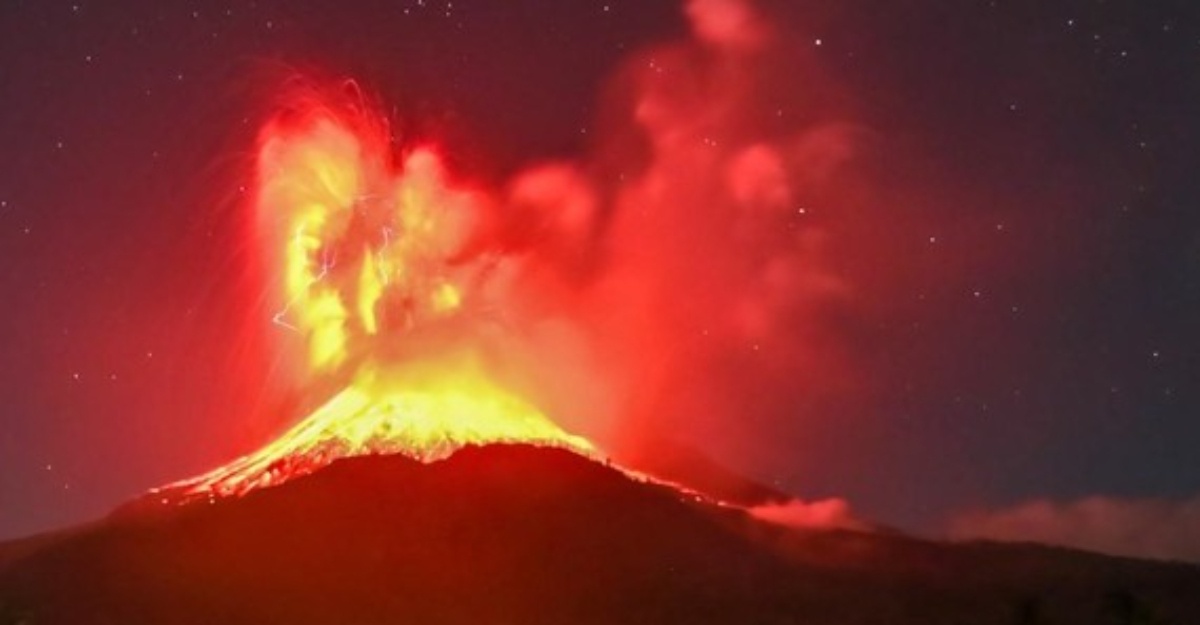 Gunung Lewotobi Indonesia Meletus