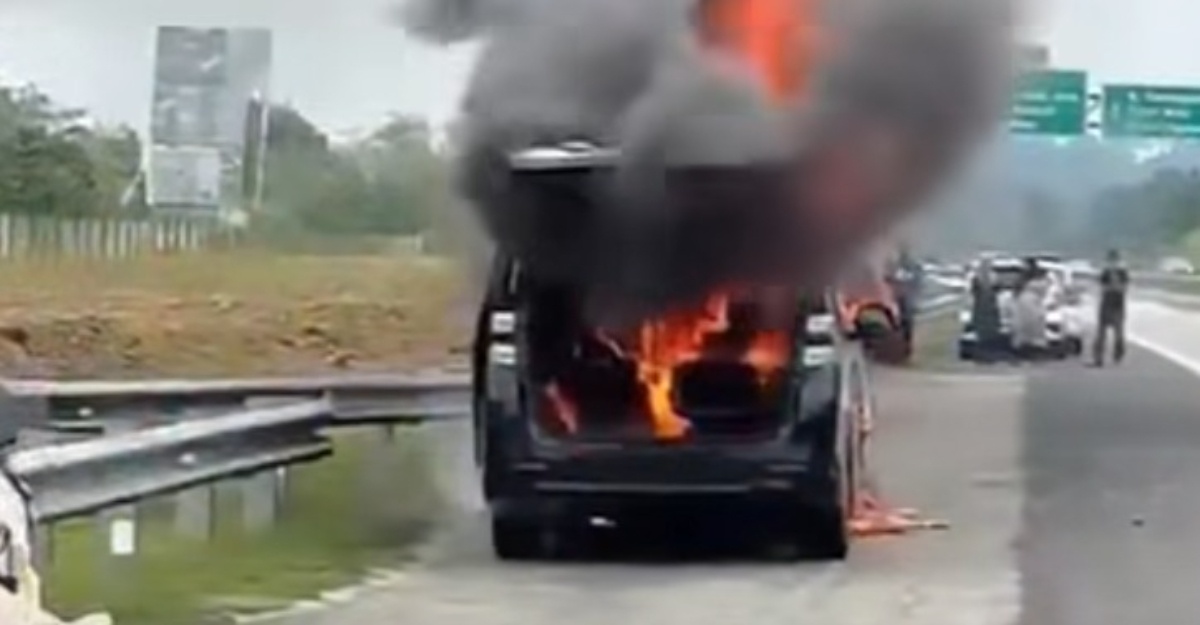 MPV Ahli Parlimen Dungun Terbakar