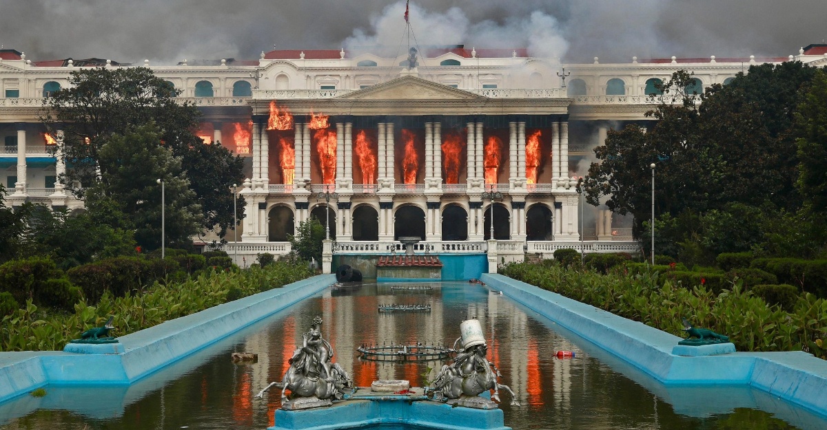 parlimen nepal dibakar