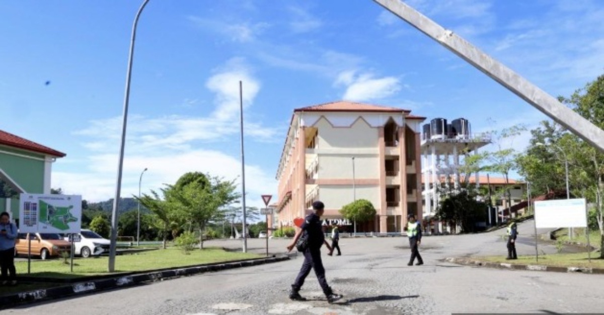 pelajar senior cuci pakaian
