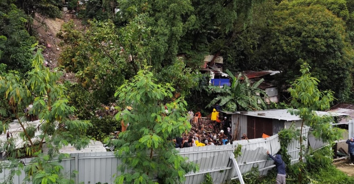Tanah Runtuh Di Kampung Cenderakasih