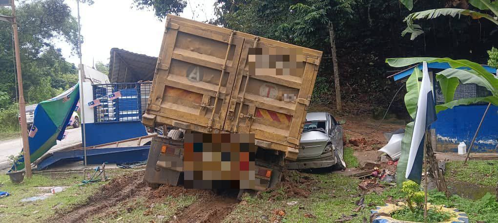 Trailer menabrak jabatan polisi
