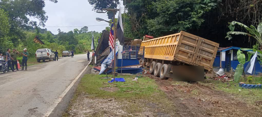 Trailer menabrak jabatan polisi