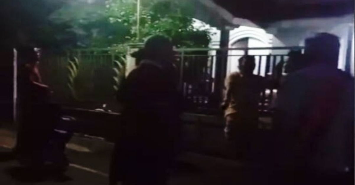ketukan misteri penduduk malam