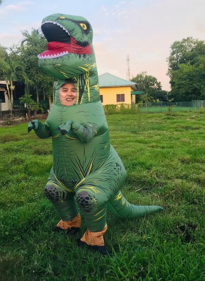edit gambar peluk anak dinasour 