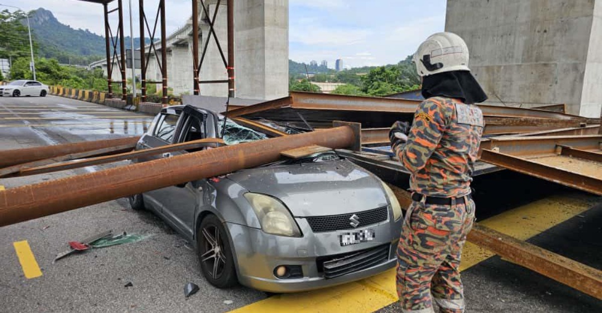 kereta dihempap binaan