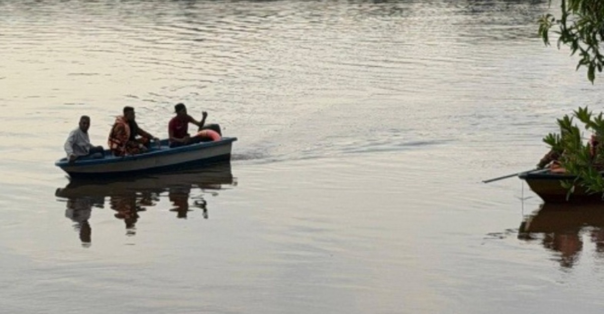 Kereta Terjunam Dalam Sungai Rompin