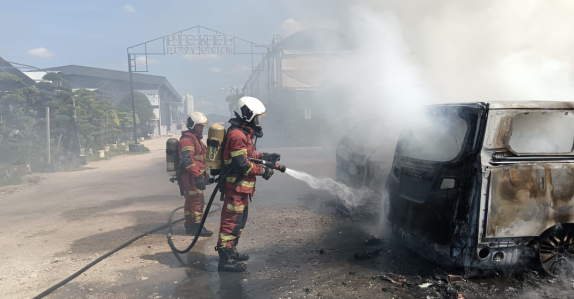empat kereta terbakar