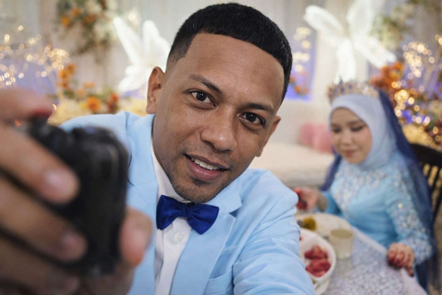 Wanita Sunting Gambar Pandang Kamera