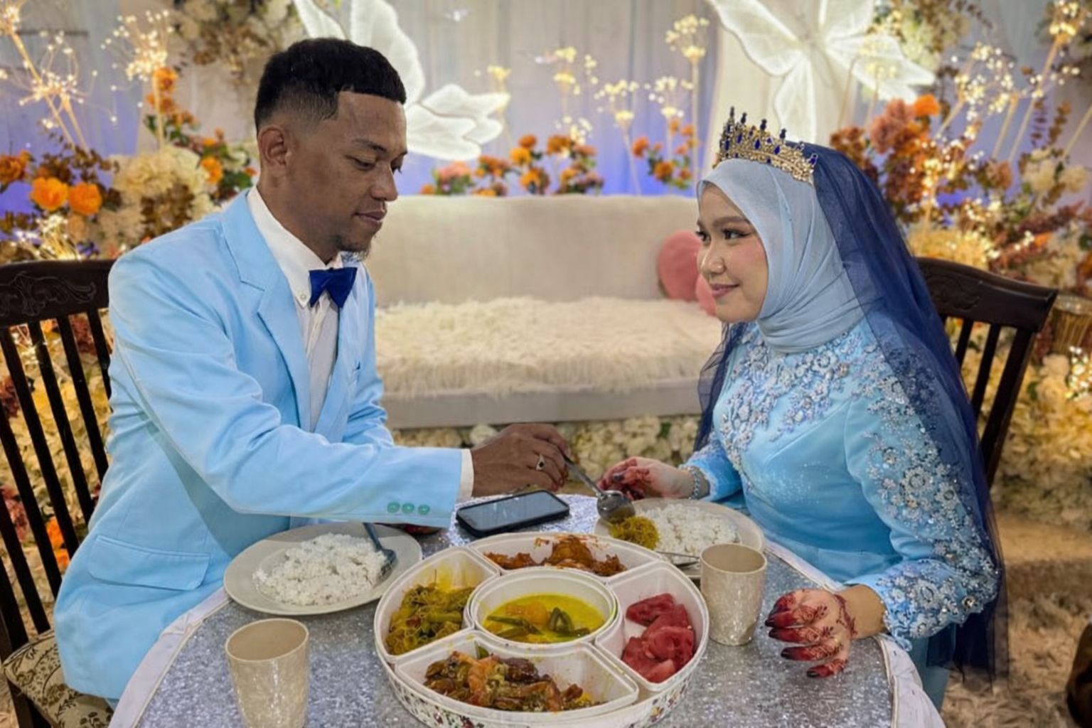 Wanita Sunting Gambar Pandang Kamera